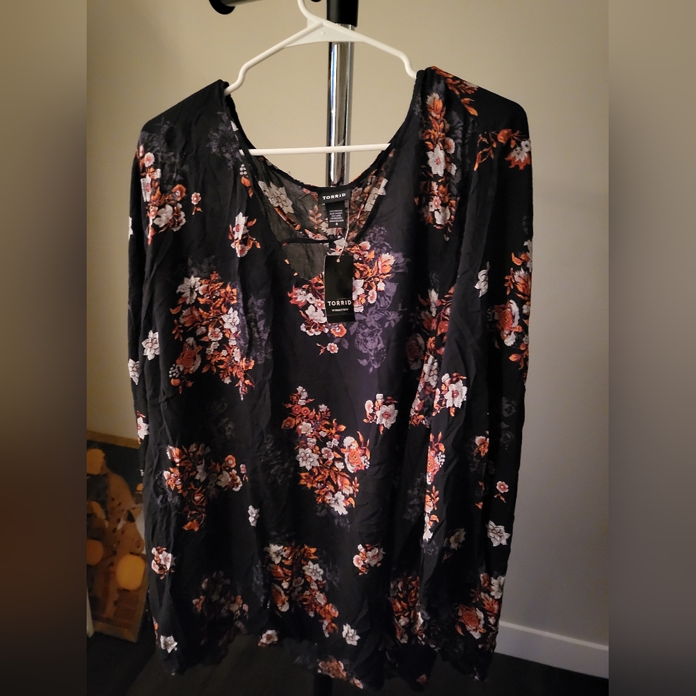 ❌️SOLD❌️Black Floral Torrid Top